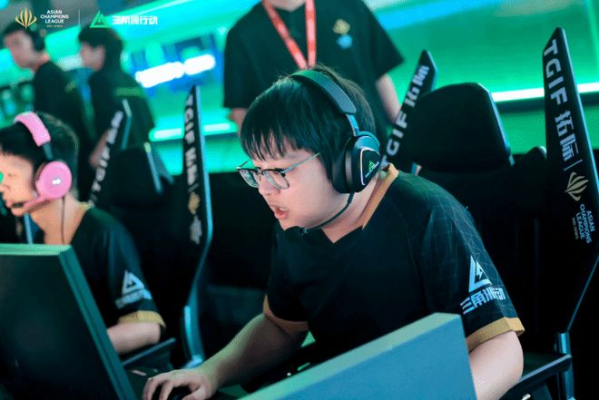 的表现如同 的表现如同